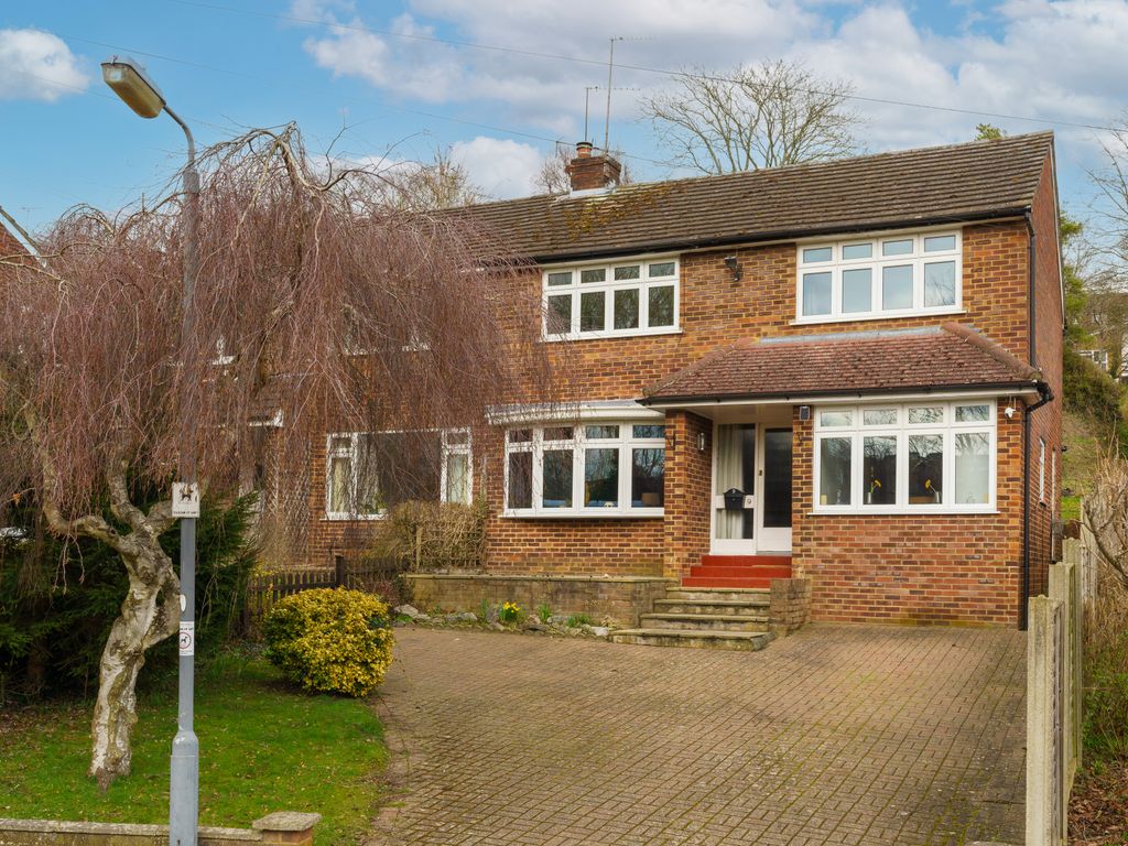 4 bed semidetached house for sale in Portobello Close, Chesham
