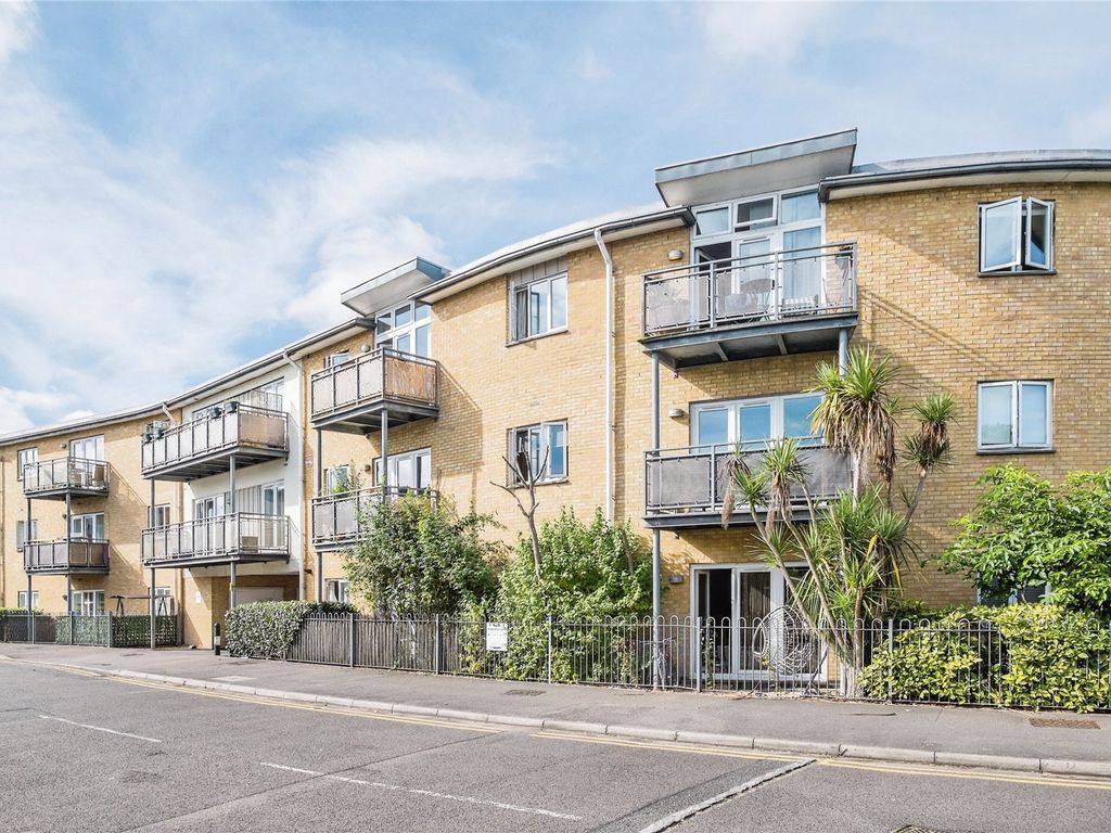 2 bed flat for sale in Bridge Wharf, Chertsey, Surrey KT16, £300,000