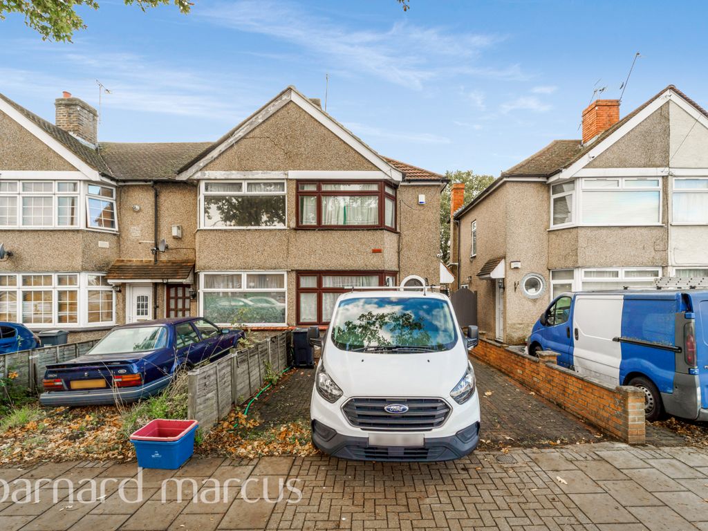 2 bed property to rent in Hounslow Road, Hanworth, Feltham TW13, £1,750