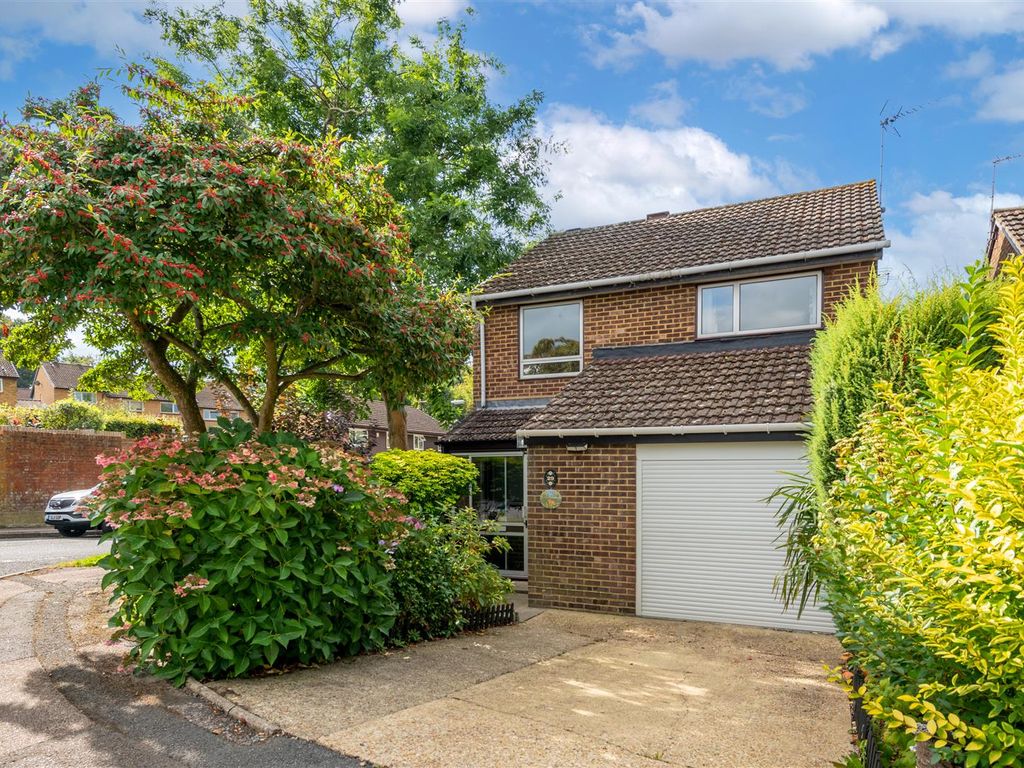 3 bed detached house for sale in Lytton Drive, Crawley RH10, £475,000