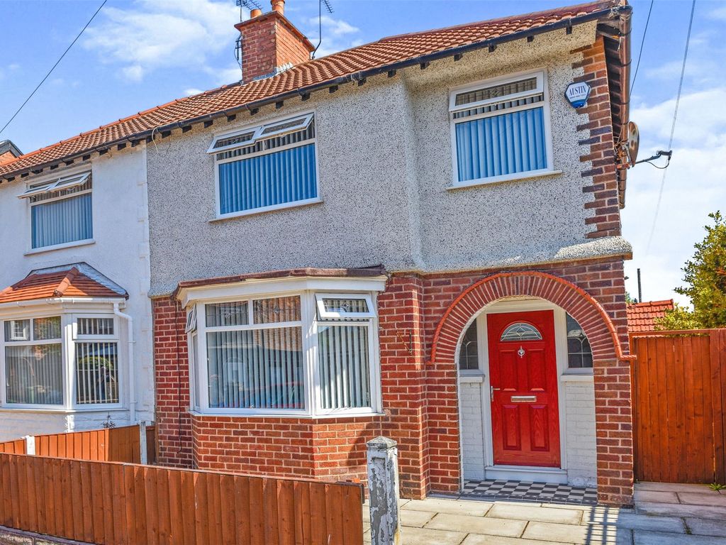 3 bed semidetached house for sale in Worcester Avenue, Waterloo