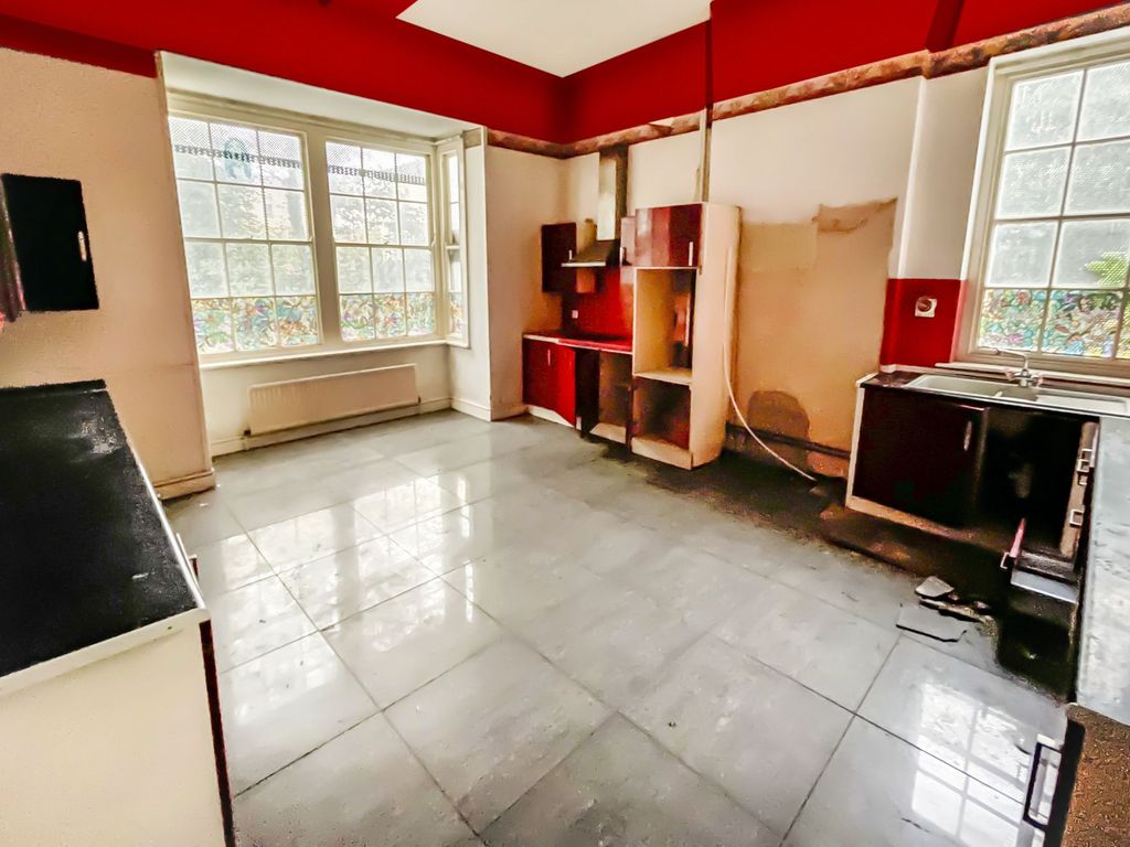 6 bed detached house for sale in London Road, Retford DN22, £325,000