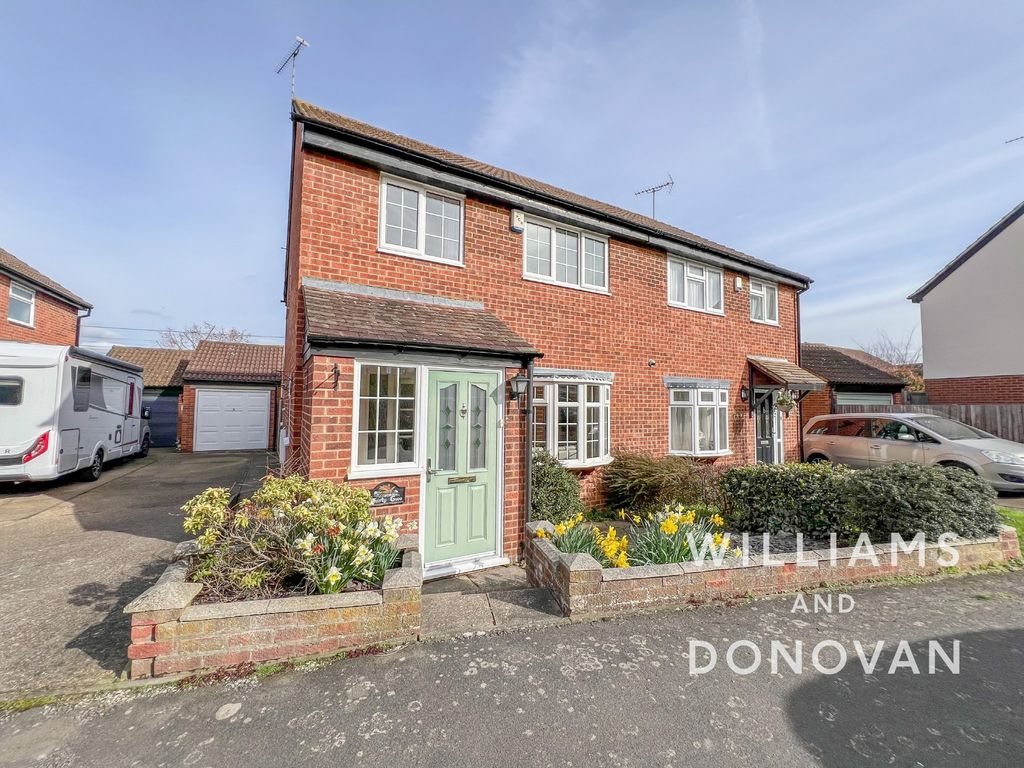 3 bed semidetached house for sale in Westminster Drive, Hockley SS5, £