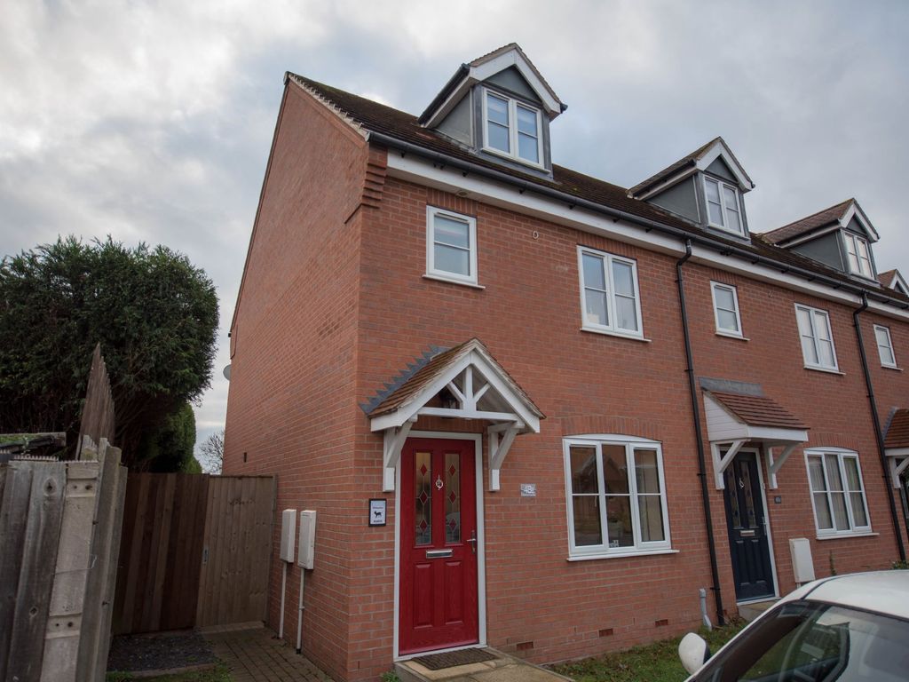 3 bed end terrace house for sale in Kensington Gardens, Carlton