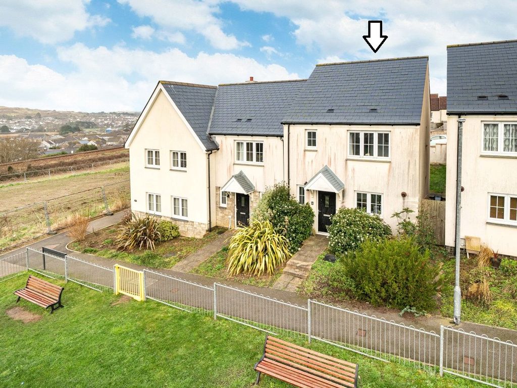 3 bed end terrace house for sale in Pool Meadow Walk, Hayle, Cornwall