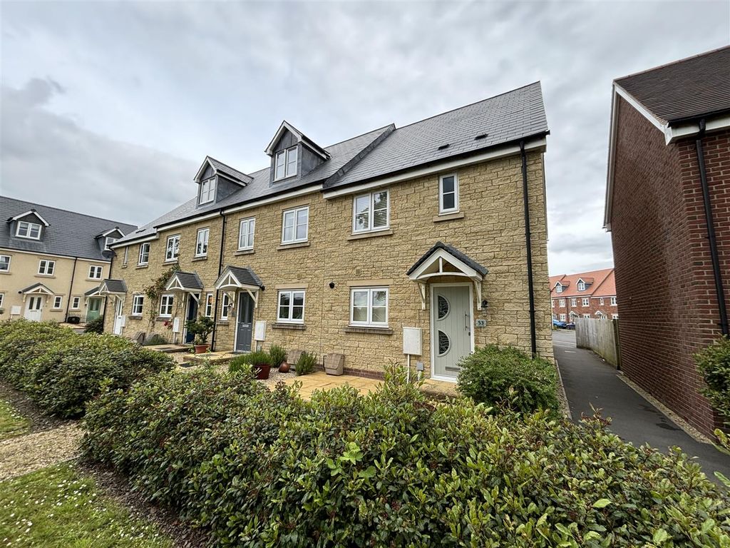 3 bed end terrace house for sale in Milbourne Way, Chippenham SN15, £