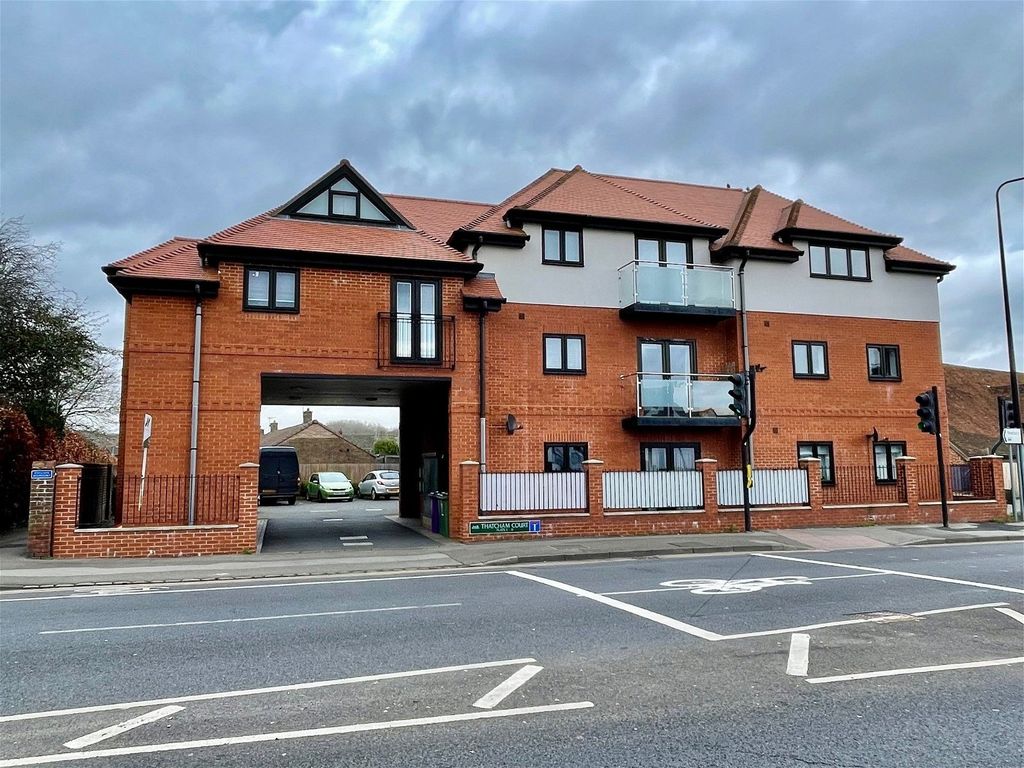 2 bed flat to rent in Chapel Street, Thatcham, Berkshire RG18, £1,100