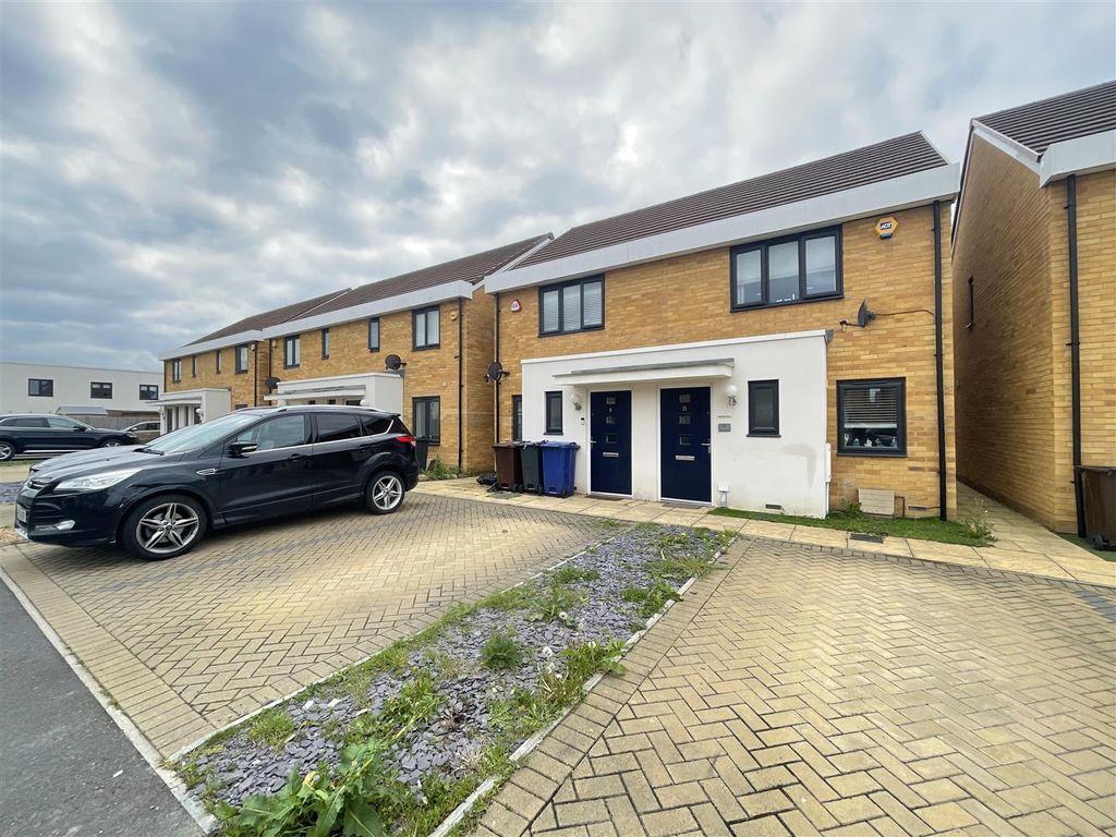 2 bed semidetached house for sale in Lapwin Close, East Tilbury