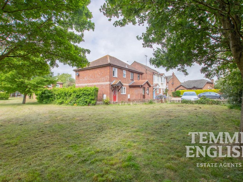 2 bed semidetached house for sale in Pembroke Close, Colchester CO2, £