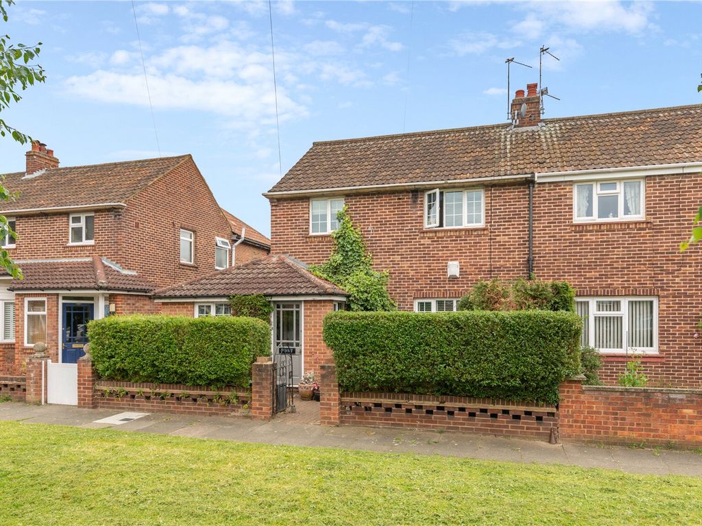 3 bed property for sale in Buckingham Road, Richmond TW10, £800,000