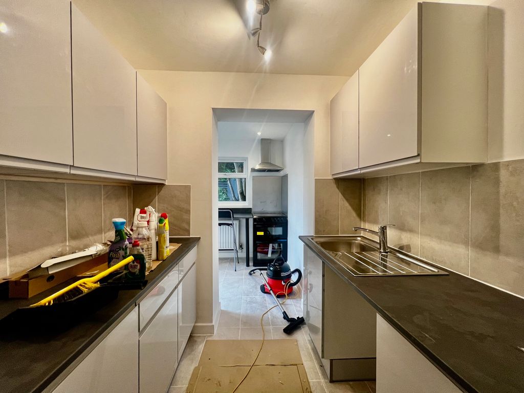 2 bed to rent in Vale Drive, Southampton SO18, £1,250 pcm