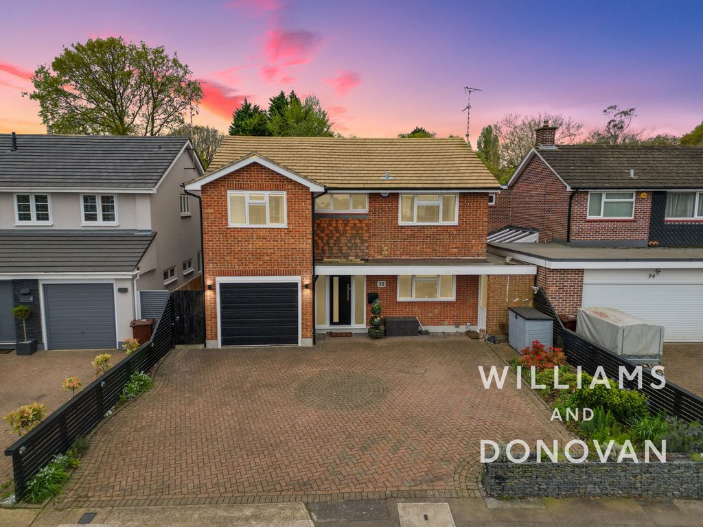 4 bed detached house for sale in Badgers Way, Benfleet SS7, £725,000