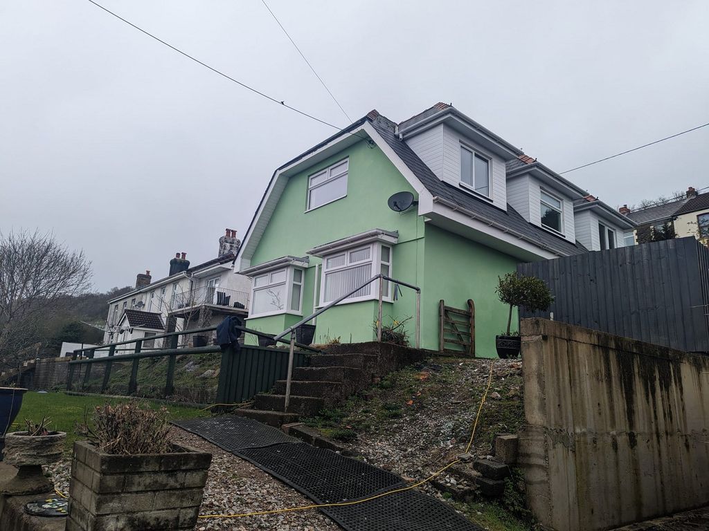 3 bed detached house to rent in Newall Road, Neath, Neath Port Talbot