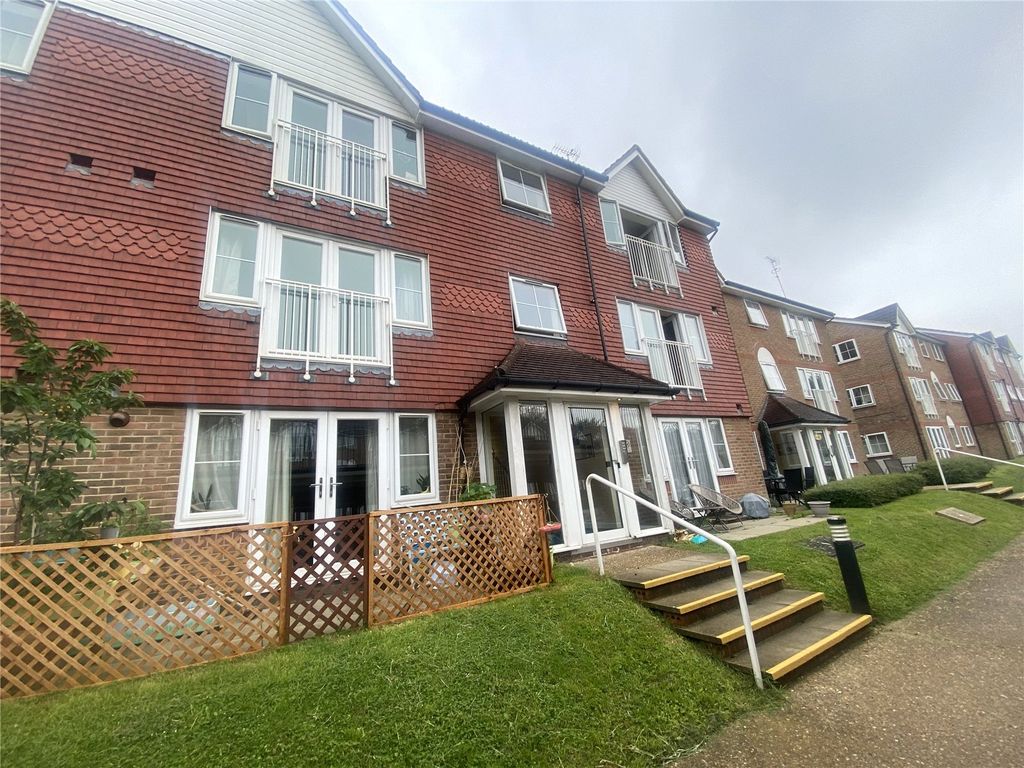 1 bed flat to rent in Tuscany Gardens, Crawley, West Sussex RH10, £