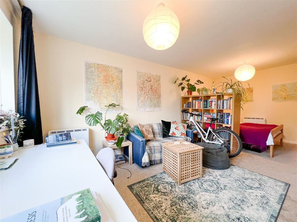 Studio to rent in Flat 12, 112 Westbourne Road, Broomhill, Sheffield