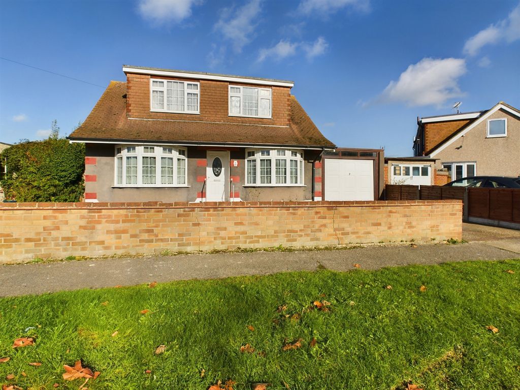 3 bed detached house for sale in Loten Road, Benfleet SS7, £400,000