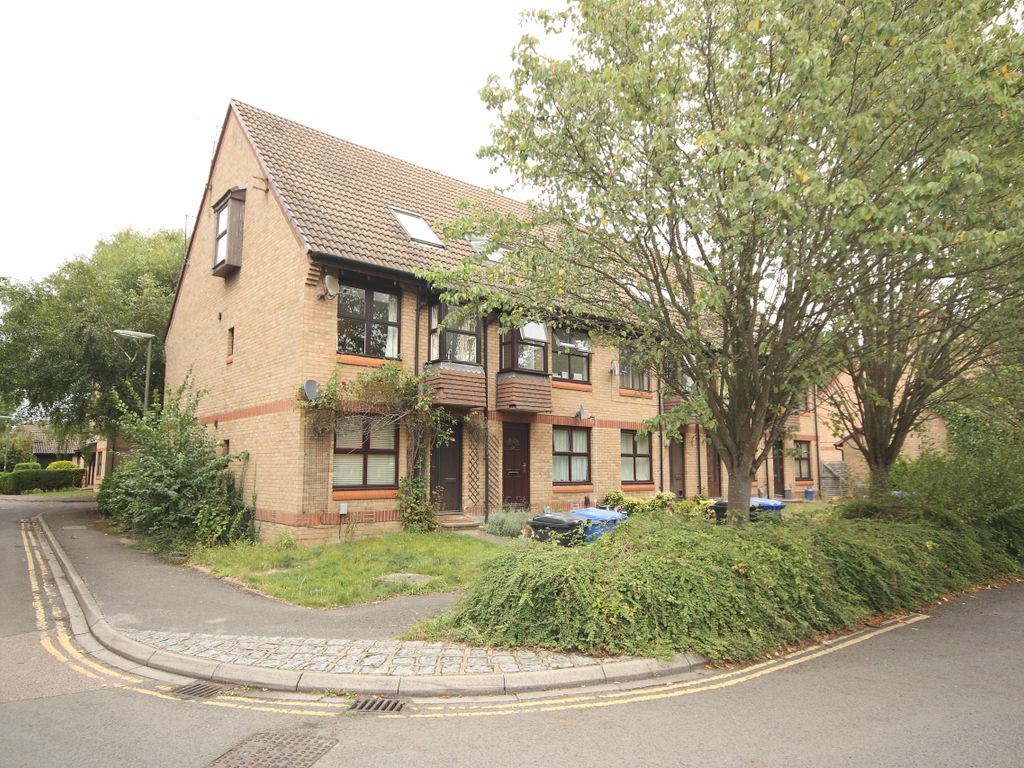 2 bed to rent in Hedgerley Court, Horsell, Woking GU21, £