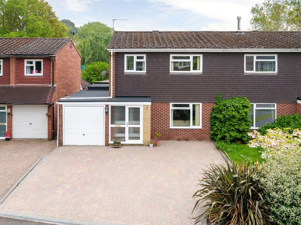 3 Bed Semi Detached House For Sale In Arnett Avenue Finchampstead