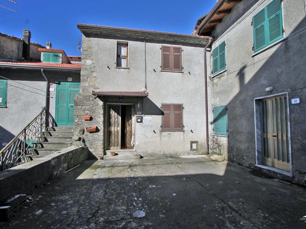 2 bed detached house for sale in MassaCarrara, Fivizzano, Italy, £