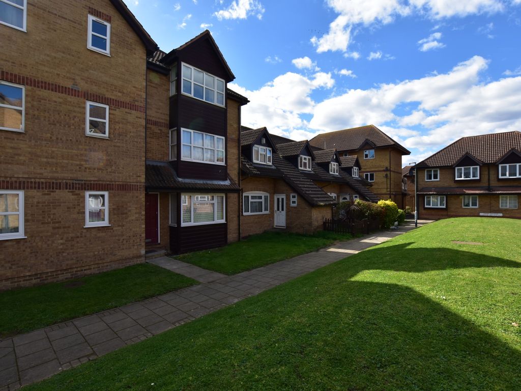 Studio to rent in Frobisher Road, Erith DA8 Zoopla