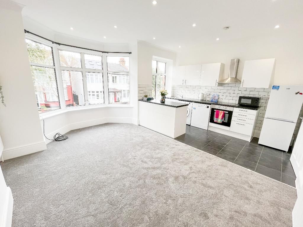 2 bed flat to rent in Caddington Road, Cricklewood, London NW2, £2,145