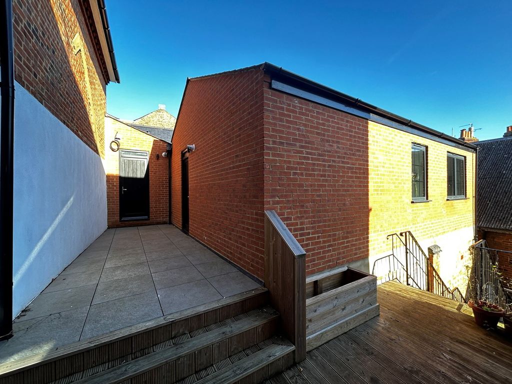 1 bed flat to rent in Rear Of 10 Bucklersbury, Hitchin SG5, £975 pcm Zoopla