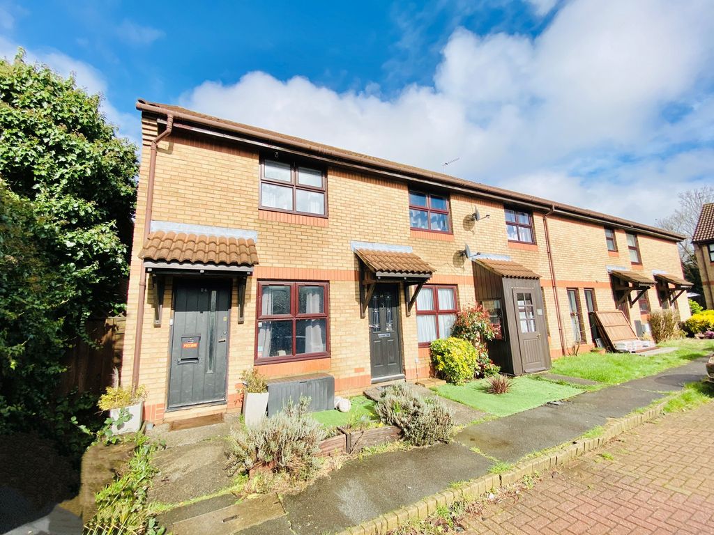 2 bed end terrace house for sale in Mulberry Close, New EN4, £