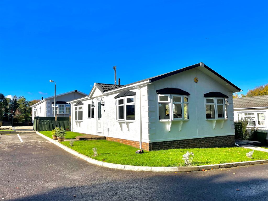 2 bed mobile/park home for sale in Wykeham Park, Alresford Road