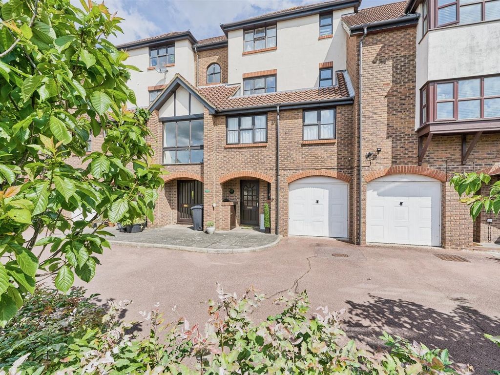 3 bed flat for sale in Beaumont Place, Isleworth TW7, £500,000 Zoopla