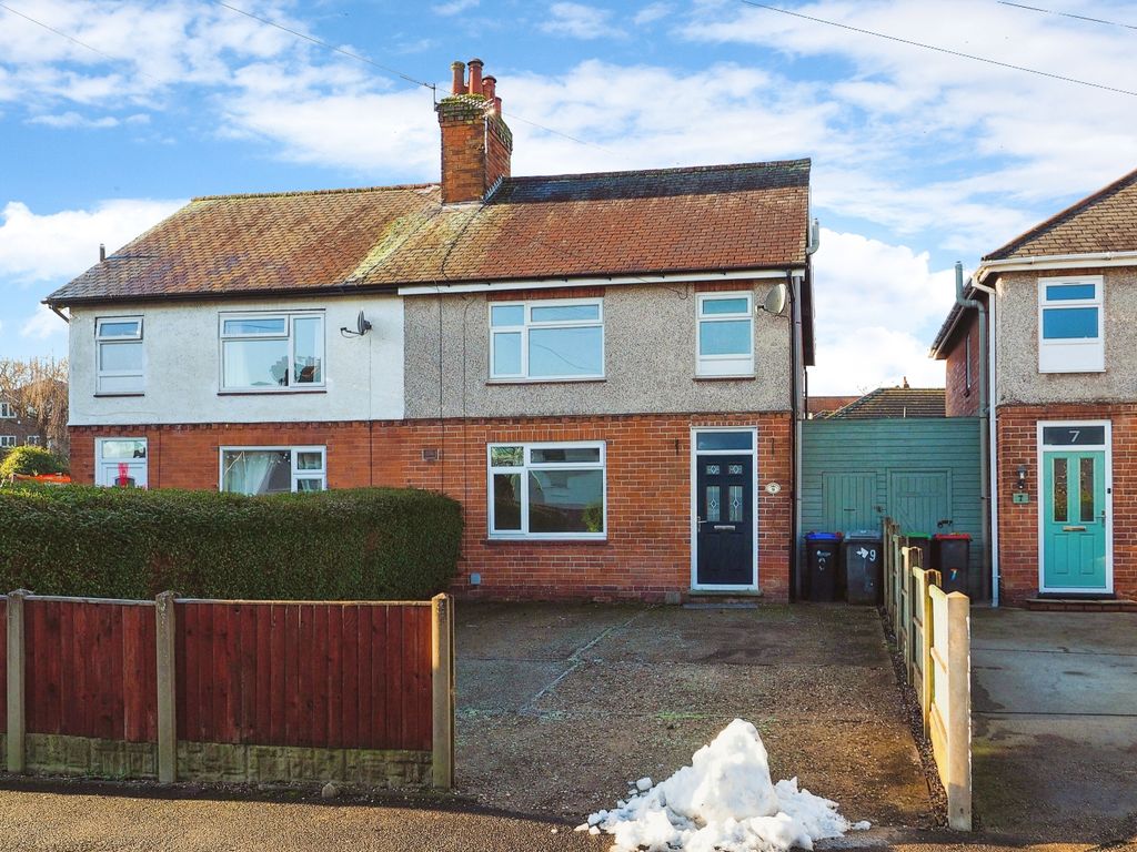 3 bed semidetached house for sale in Windmill Grove, Hucknall