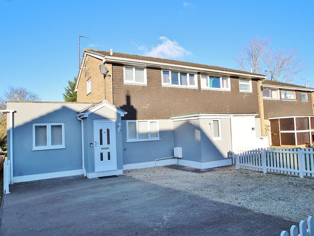 4 bed end terrace house for sale in Hanborough Close, Eynsham OX29, £