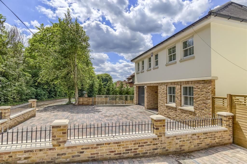 New home, 6 bed detached house for sale in Woodlands Drive, Hoddesdon