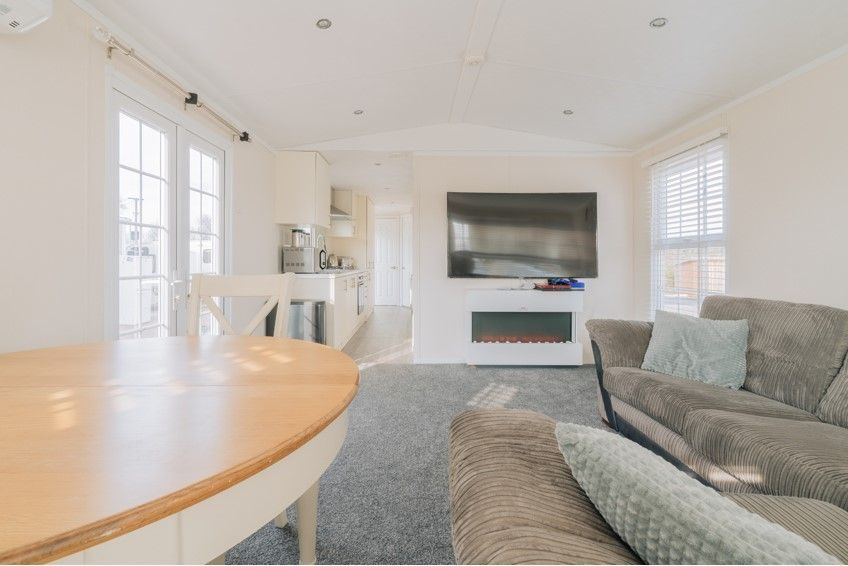 2 bed detached bungalow for sale in Aldershot Road, Aldershot GU12, £