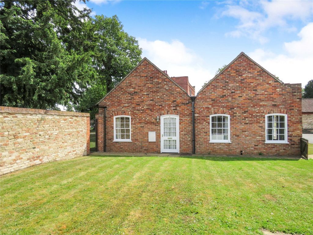 2 bed flat to rent in Grove House, Huntingdon Road, Fenstanton