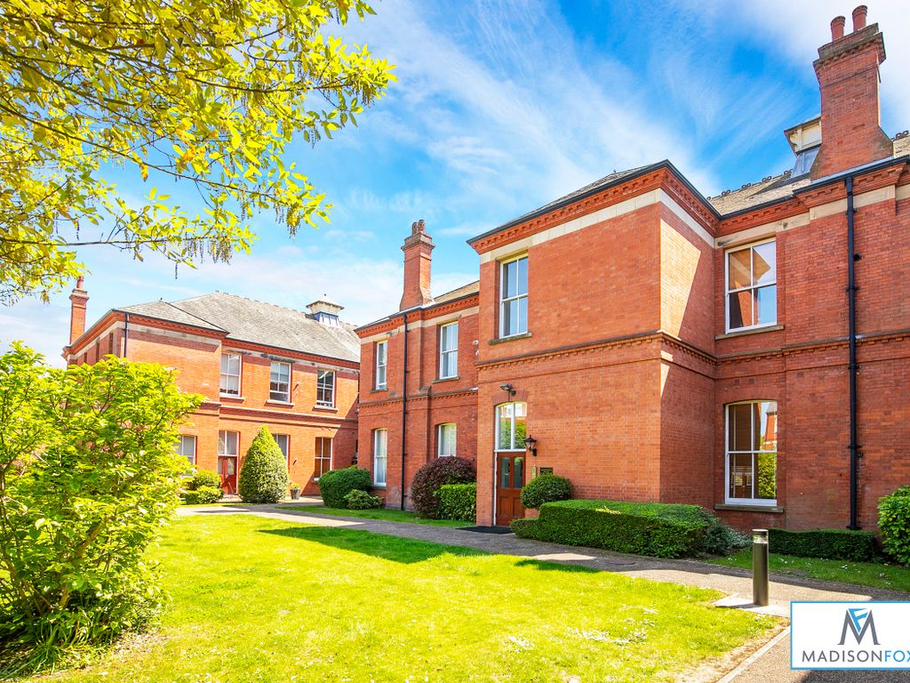 2 bed flat to rent in Richmond Drive, Woodford Green IG8, £2,050 pcm