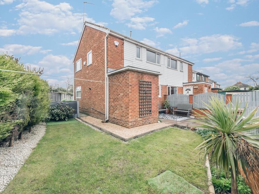 3 bed town house for sale in Wolley Court, Farnley, Leeds LS12, £195,000 Zoopla