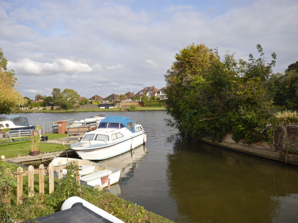 3 bed detached house for sale in River Ash Estate, Shepperton TW17, £