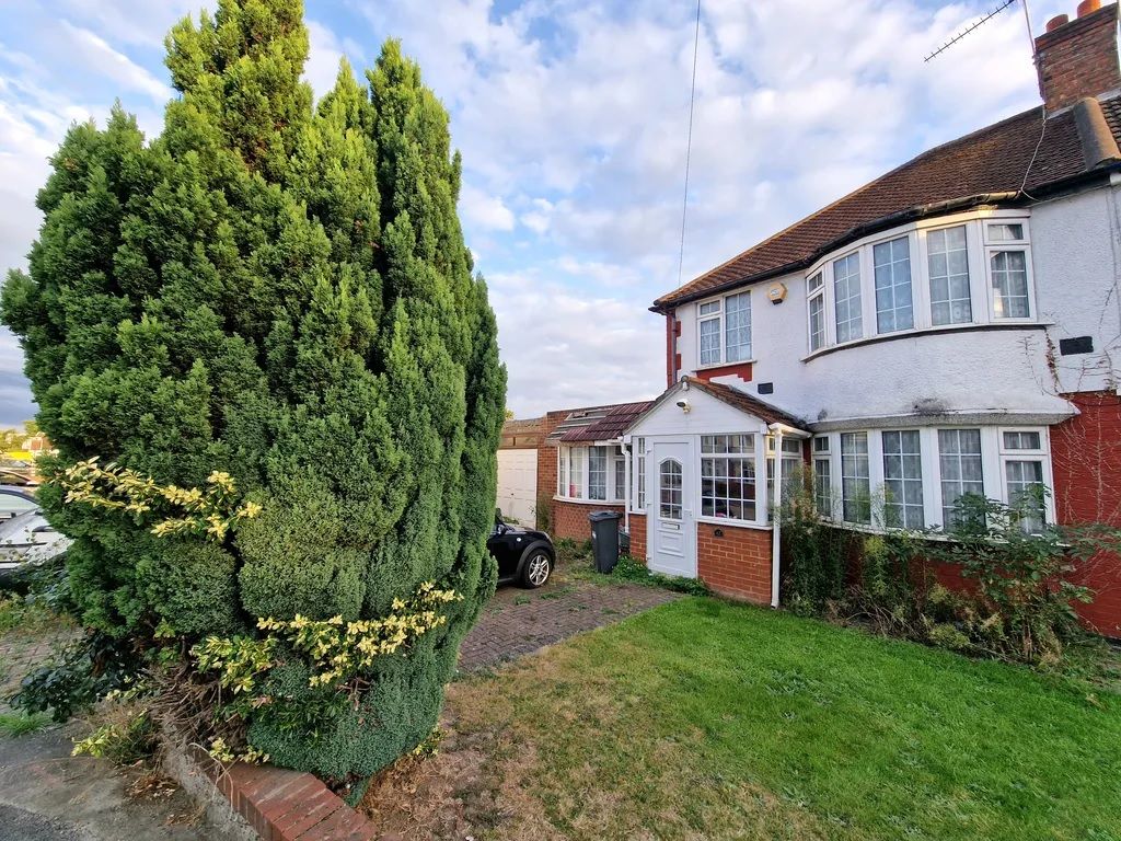 5 bed semidetached house for sale in Eton Avenue, Hounslow TW5, £