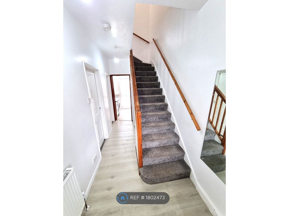 3 bed terraced house to rent in Dagenham Avenue, Dagenham RM9, £2,000