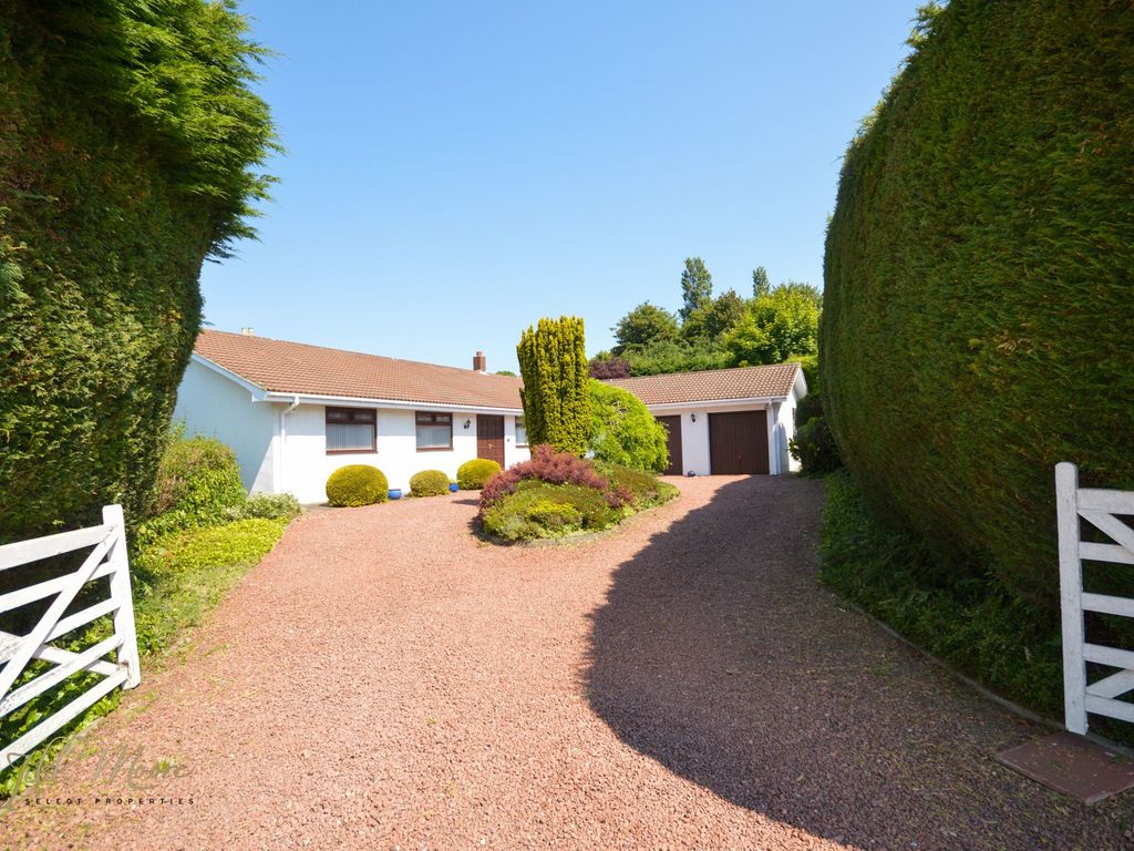 4 bed detached bungalow for sale in Frederick Gardens, Penshaw