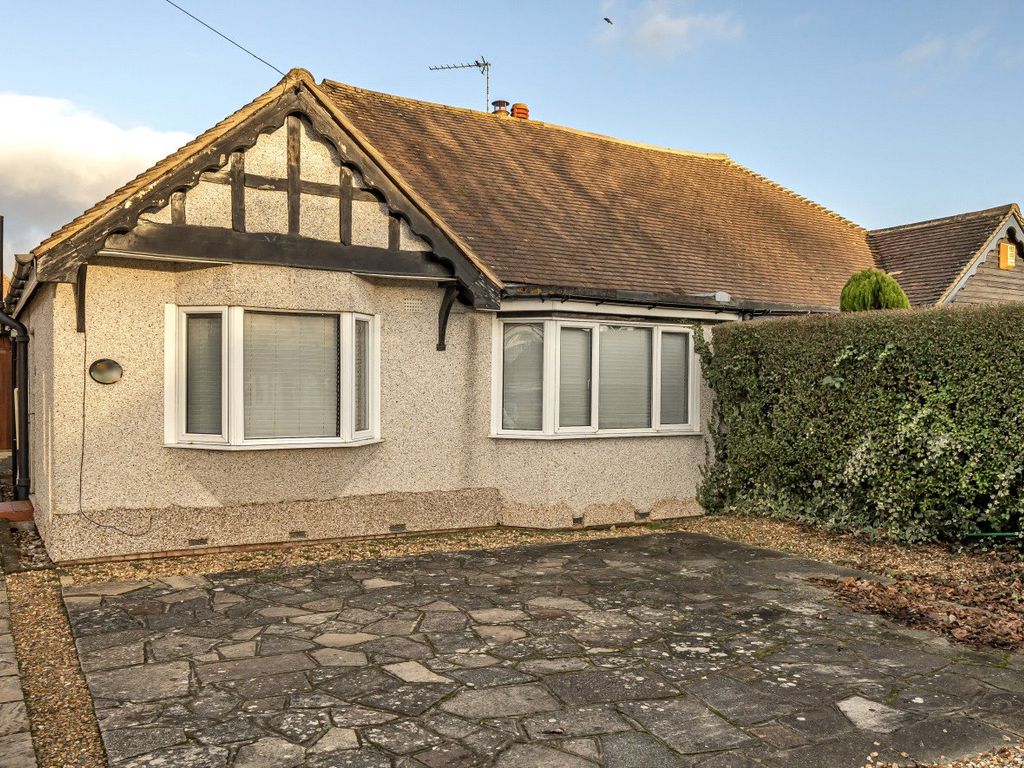 2 bed bungalow for sale in Avenue, Coulsdon CR5 Zoopla