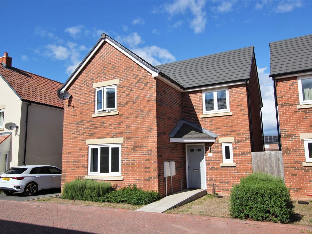 4 bed detached house to rent in Rennie Crescent, Melksham SN12, £1,500