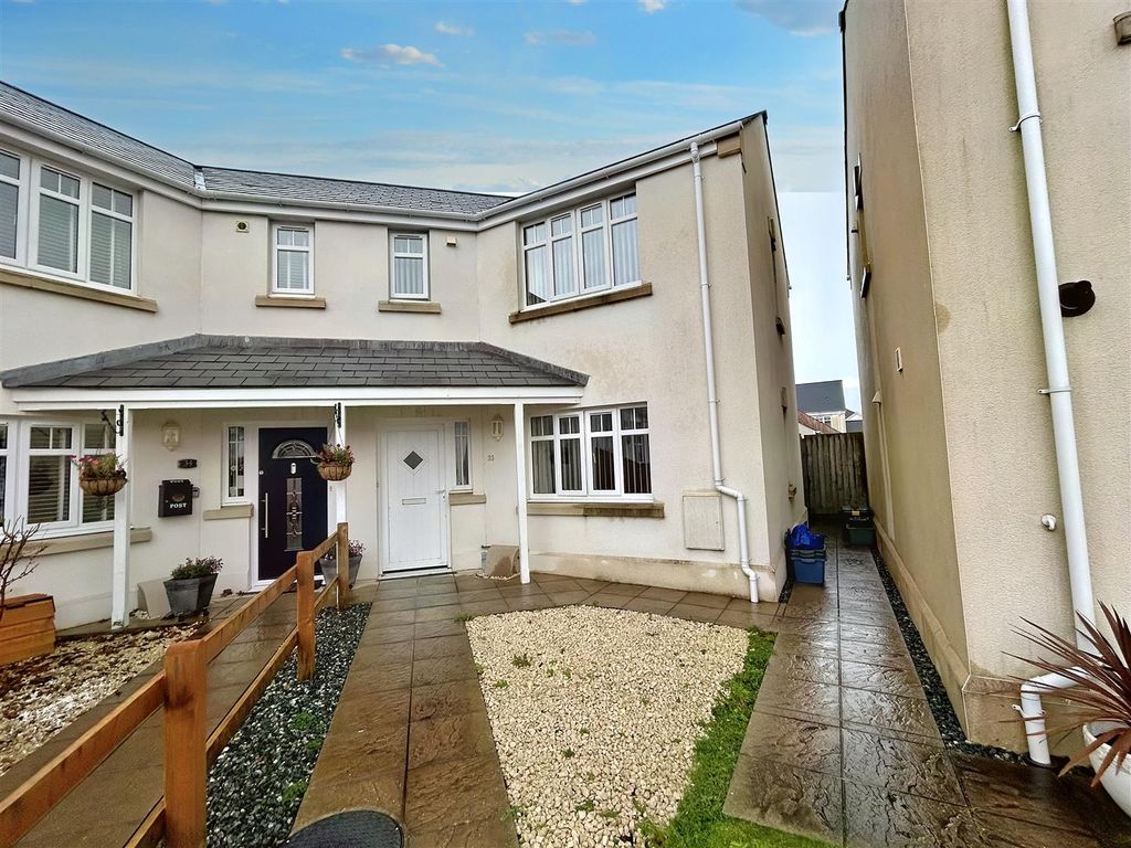 3 bed end terrace house for sale in Moors Road, Johnston, Haverfordwest