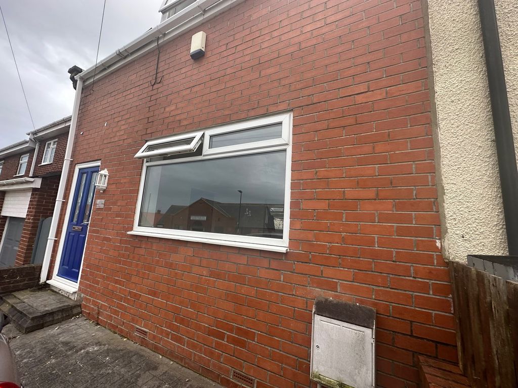 3 bed terraced house to rent in North Street, New Silksworth