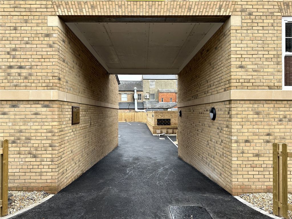 2 bed flat to rent in Wood Street, Taunton TA1, £1,250 pcm Zoopla