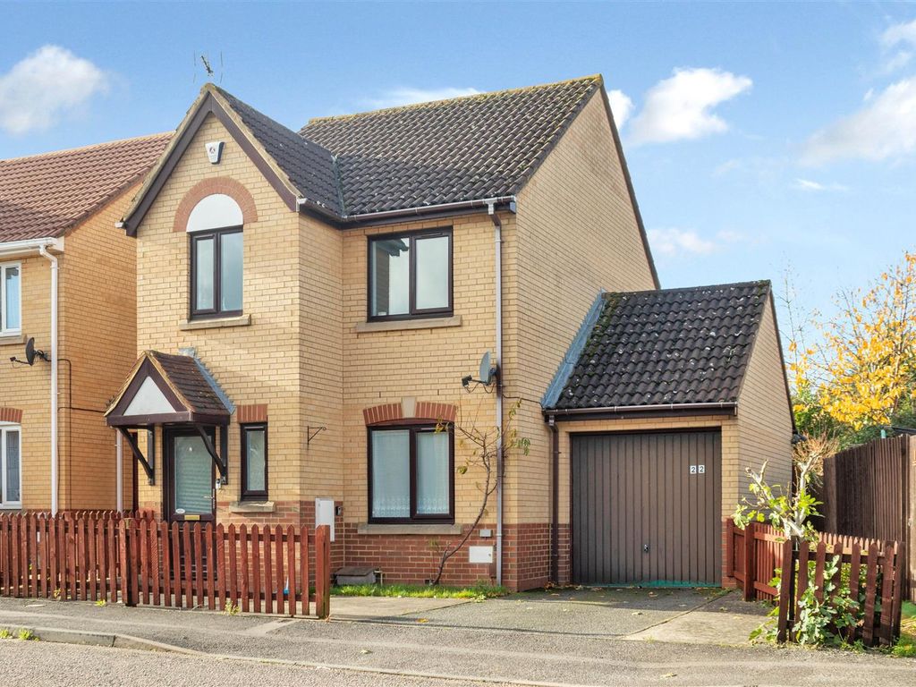 3 bed link detached house for sale in Hoathly Mews, Kents Hill, Milton