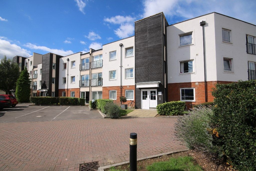 2 bed flat to rent in Buffers Lane, Leatherhead KT22, £1,375 pcm Zoopla