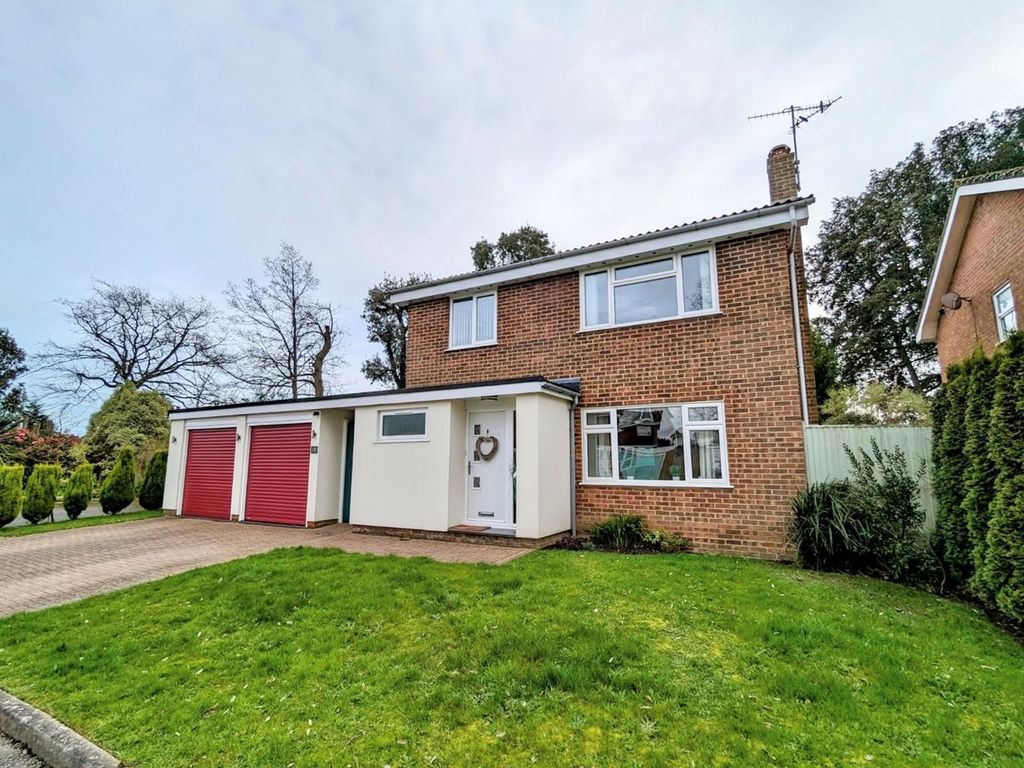 3 bed detached house for sale in Squirrel Close, BexhillOnSea TN39, £