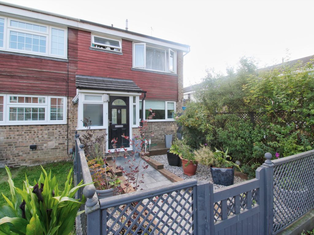 3 bed semidetached house for sale in Pinewood Close, Harlow CM17, £