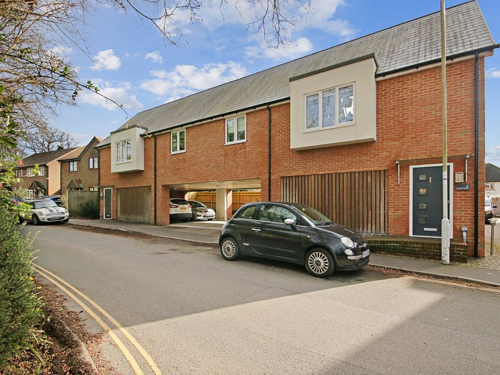 1 bed flat for sale in Lowdells Lane, East Grinstead RH19, £260,000